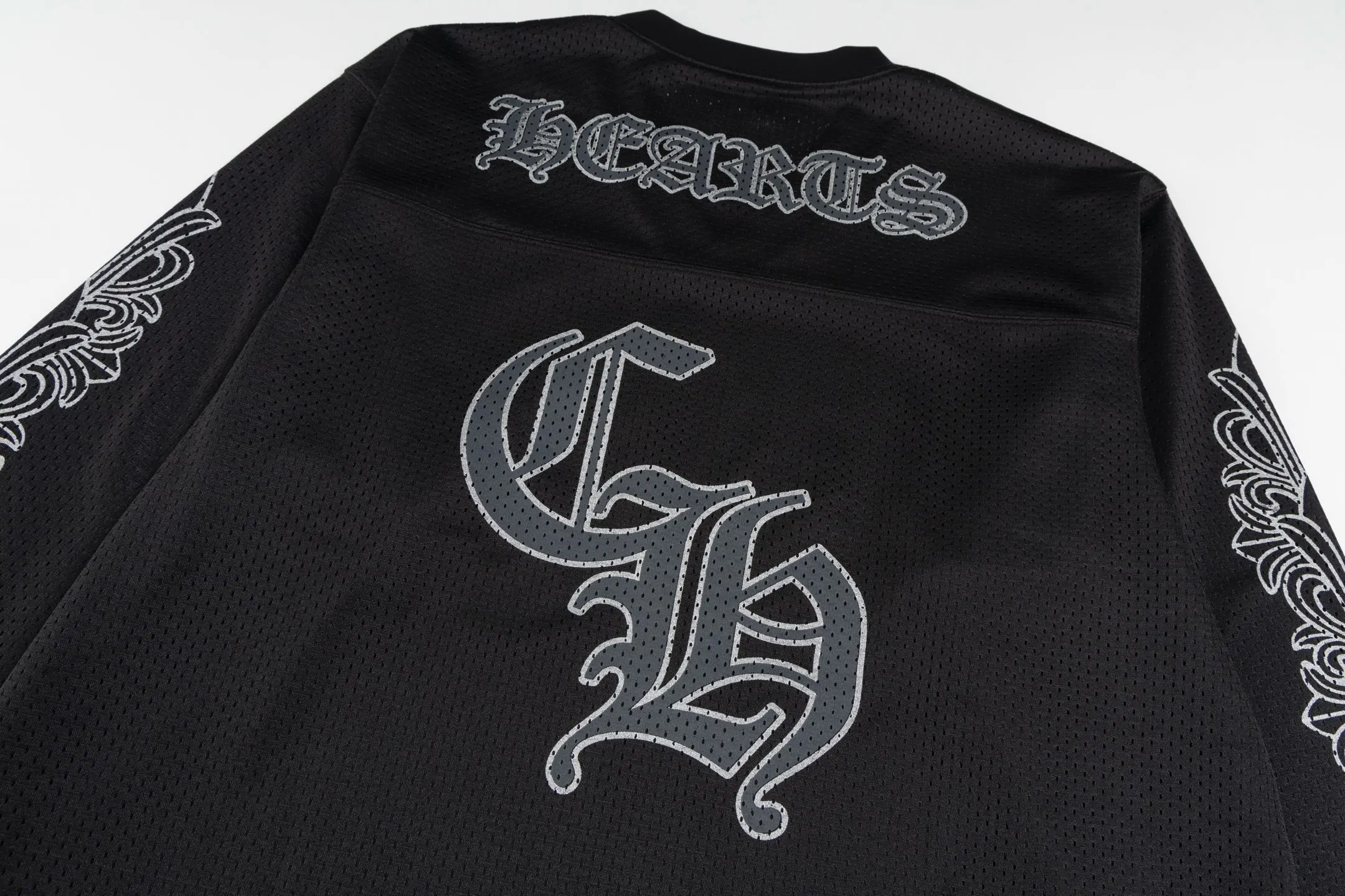 🅿️380 [Exclusive supply] CH Crow Heart Sanskrit Mesh Hockey Long Sleeve. The original version was purchased for 15,989 and developed. The fabric is made of custom weaving and dyeing technology. It is made of selected black mesh fabric, showing a unique sports style. The fabric has been specially treated to provide excellent breathability and comfort while maintaining a crisp and structured appearance. The double-layer design structure enhances the overall texture and makes the wearing experience more three-dimensional and full. The brand's iconic patterns are printed in many places, and high-precision printing technology is used to ensure that the patterns are clear and sharp. The silver printing has a glitter effect, showing charming luster changes under different lights. All printings undergo strict color difference control to ensure accurate color reproduction. The silver-plated pattern design on the sleeve arms is particularly eye-catching, showing the brand's consistent dark luxury style. In terms of details, the latest custom-woven labels are used, and the workmanship is exquisite. The overall shape is designed for both men and women, with both fashion and practicality. This T-shirt perfectly combines sports elements with high fashion craftsmanship, making it the brand's iconic street style item. Size:S/M/L